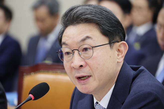 이억원 금융위원장이 20일 서울 여의도 국회 정무위원회에서 열린 금융위원회 등에 대한 국정감사에서 의원 질의에 답하고 있다. 연합뉴스