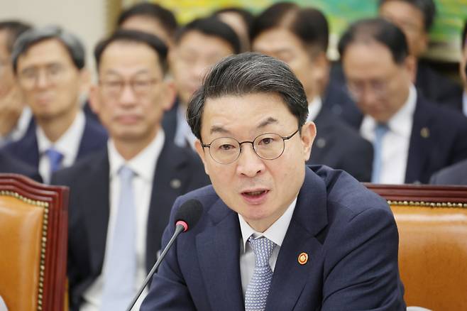 이억원 금융위원장이 20일 서울 여의도 국회 정무위원회에서 열린 금융위원회 등에 대한 국정감사에서 의원 질의에 답하고 있다. 연합뉴스