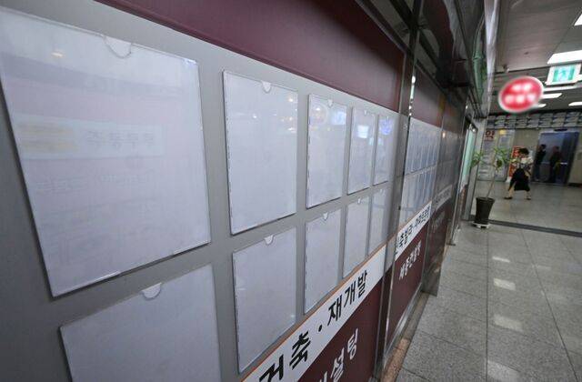 지난 16일 서울 마포구 한 부동산의 매물 안내판이 비어있는 모습. 윤웅 기자