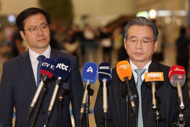 한·미 관세협상 후속 논의를 위해 미국을 방문한 뒤 귀국한 김용범(오른쪽) 대통령실 정책실장이 19일 인천국제공항에서 기자 질문에 답변하고 있다. 연합뉴스