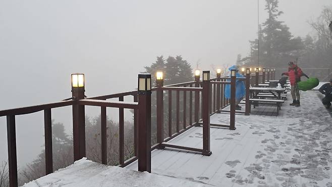 20일 오전 설악산 소청대피소에 눈이 쌓여있다. 설악산국립공원사무소 제공