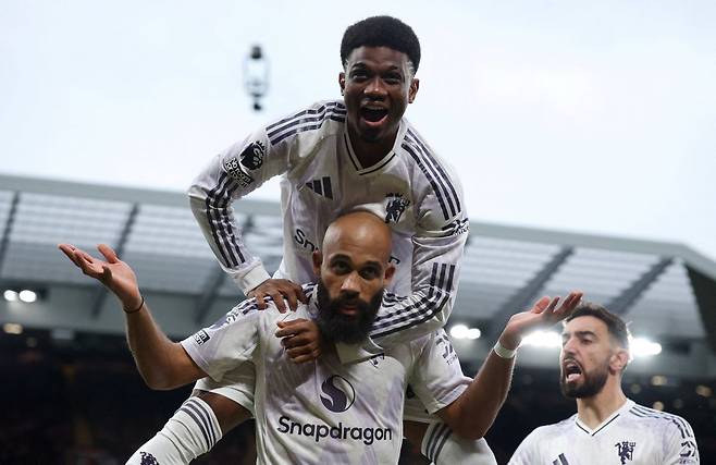 맨체스터 유나이티드의 브라이언 음뵈모가 20일(한국시간) 영국 리버풀 안필드에서 열린 EPL 8라운드 경기에서 선제골을 넣은 뒤 기뻐하고 있다. 로이터연합뉴스