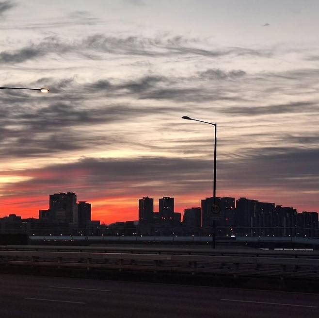 김재원 아나운서는 지난 11년간 마포대교를 걸어서 KBS로 출퇴근했다고 한다. 그가 마포대교에서 촬영한 모습. 인스타그램 캡처
