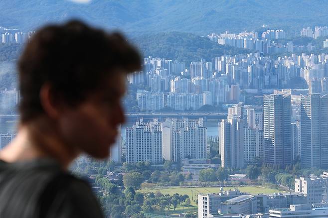 서울 등 수도권 집값이 다시 가파른 오름세를 보이는 가운데 8일 서울 남산에서 바라본 한강변 아파트 및 주택단지들 / 사진=연합뉴스