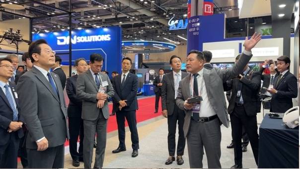 ADEX 2025 인텔리빅스 부스에 방문한 이재명 대통령(왼쪽)이 최은수 대표이사의 솔루션 설명을 듣고 있다. [사진제공 = 인텔리빅스]