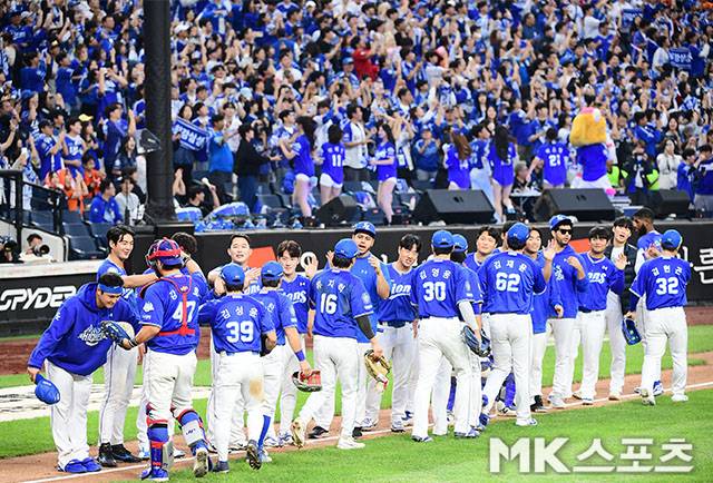 19일 오후 대전 한화생명볼파크에서 열린 ‘2025 신한 SOL Bank KBO 포스트시즌’ 삼성 라이온즈와 한화 이글스의 플레이오프(5전 3선승제) 2차전에서 삼성이 선발 최원태의 7이닝 1실점 호투를 앞세워 7-3으로 승리, 시리즈 전적을 1승1패로 원점으로 돌렸다. 삼성 선수들이 승리의 기쁨을 나누고 있다. 사진(대전)=김영구 기자