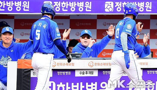 19일 오후 대전 한화생명볼파크에서 ‘2025 신한 SOL Bank KBO 포스트시즌’ 삼성 라이온즈와 한화 이글스의 플레이오프(5전 3선승제) 2차전이 열렸다. 3회초 1사 2, 3루에서 삼성 김영웅의 적시타때 득점을 올린 구자욱과 디아즈가 박진만 감독의 환영을 받고 있다. 사진(대전)=김영구 기자