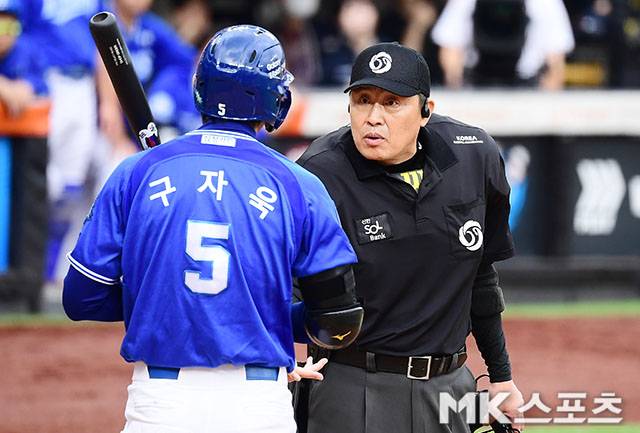 18일 오후 대전 한화생명볼파크에서 ‘2025 신한 SOL Bank KBO 포스트시즌’ 삼성 라이온즈와 한화 이글스의 플레이오프(5전 3선승제) 1차전이 열렸다. 3회초 무사 1, 3루에서 박기택 구심이 한화 선발 폰세와 신경전을 벌이는 구자욱에게 구두로 주의를 주고 있다. 사진(대전)=김영구 기자