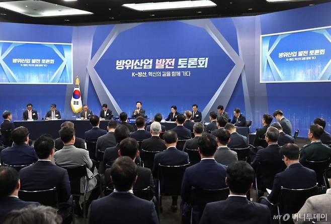 [고양=뉴시스] 고범준 기자 = 이재명 대통령이 20일 경기 고양시 일산서구 킨텍스에서 열린 방위산업 발전 토론회에서 발언하고 있다. 2025.10.20. bjko@newsis.com /사진=고범준