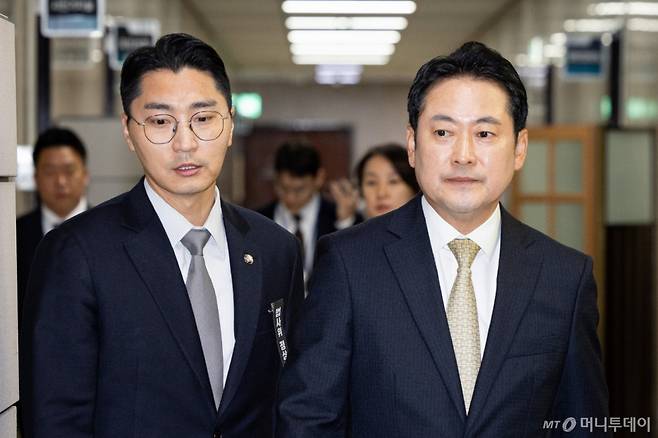 (서울=뉴스1) 유승관 기자 = 장동혁 국민의힘 대표가 20일 서울 여의도 국회에서 열린 현안 기자간담회에 참석하고 있다. 왼쪽은 박준태 당대표 비서실장. 2025.10.20/뉴스1 Copyright (C) 뉴스1. All rights reserved. 무단 전재 및 재배포, AI학습 이용 금지. /사진=(서울=뉴스1) 유승관 기자