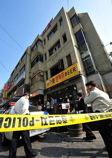 2008년 10월20일. 서울시 강남구 논현동 한 고시원에 거주 중이던 정상진이 묻지마 방화·살해 사건을 일으켰다. 사진은 당시 사고 현장을 통제하던 경찰들의 모습. /사진=뉴시스