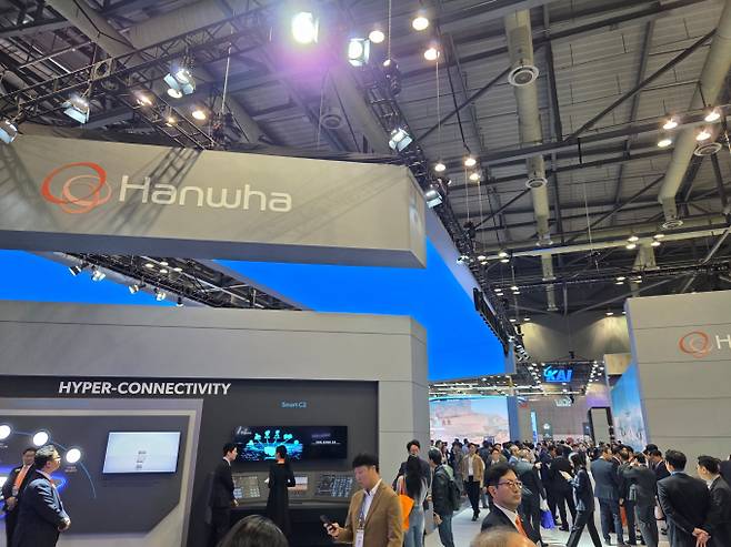 A자형으로 구성된 한화관은 관람객, 외국군 장성 등으로 북새통을 이뤘다./사진=김대영 기자