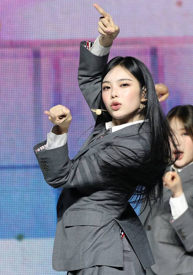 (서울=뉴스1) 권현진 기자 = 하츠투하츠(Hearts2Hearts) 이안이 20일 서울 용산구 블루스퀘어에서 가진 첫 미니앨범 ‘FOCUS’(포커스)를 발매 쇼케이스에서 타이틀 곡 ‘포커스’를 선보이고 있다. 2025.10.20/뉴스1  Copyright ? 뉴스1. All rights reserved. 무단 전재 및 재배포,  AI학습 이용 금지. /사진=(서울=뉴스1) 권현진 기자