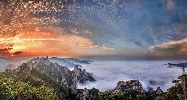 석양이 질 무렵 설악산 공룡능선의 모습.  설악산국립공원사무소