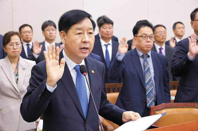 13일 서울 여의도 국회 기획재정위원회에서 열린 2025년 기획재정부 국정감사에서 구윤철 부총리 겸 기재부 장관과 피감기관 대표들이 선서를 하고 있다. 연합뉴스
