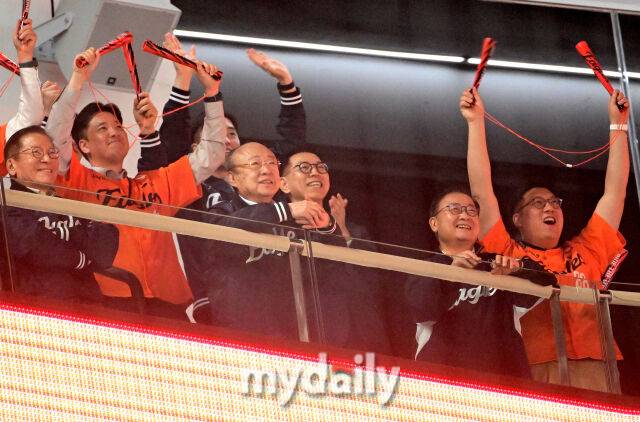 2025년 4월 11일 오후 대전 한화생명 볼파크에서 진행된 '2025 신한 SOL뱅크 KBO 리그' 키움 히어로즈와 한화 이글스의 경기. 한화 김승연 회장이 응원하고 있다./마이데일리