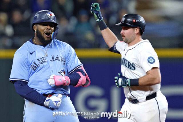 토론토의 블라디미르 게레로 주니어(왼쪽)와 시애틀의 칼 롤리. 토론토와 시애틀은 21일 ALCS 7차전을 치른다. /게티이미지코리아