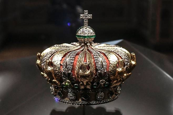 지난 2020년 촬영된 나폴레옹 3세의 부인 외제니 황후의 왕관.  4인조의 괴한들이 19일(현지시간) 파리 루브르 박물관에서 9점의 보석류를 훔쳐 달아났으나, 이 왕관은 도주 중 인근에 떨어뜨려 부서진 상태로 발견됐다. [AFP 연합뉴스]