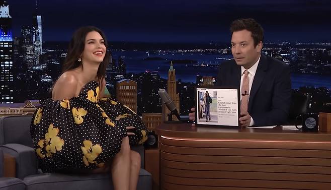 미국 NBC 방송 ‘지미 팰런쇼’에 출연한 미국 모델 켄달 제너(왼쪽)가 크록스를 신고 찍힌 파파라치 사진에 대해 이야기하는 모습 [지미 팰런쇼 유튜브 영상 갈무리]