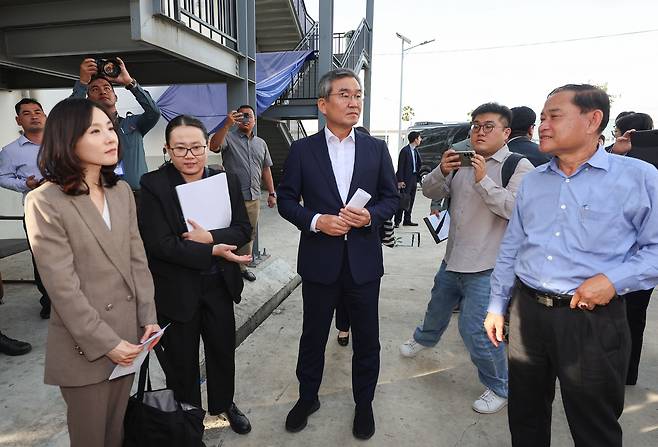 김진아 외교부 2차관, 박성주 경찰청 국가수사본부장을 비롯한 정부 합동대응팀 구성원들이 16일(현지시간) 캄보디아 프놈펜 인근 범죄단지인 태자단지에서 브리핑하고 있다. [연합]