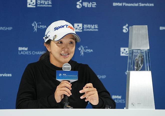 와이어투와이어 우승을 차지한 후 인터뷰 중인 김세영. [사진=BMW 레이디스 챔피언십 대회 조직위원회 제공]
