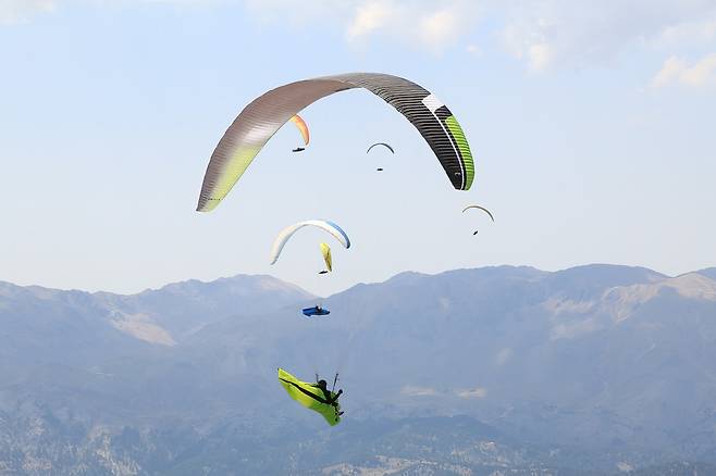 차멜리 푸른 하늘을 날으는 패러글라이딩