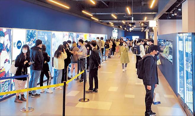 AK&홍대의 애니메이션 굿즈 전문숍 ‘애니메이트’를 찾은 소비자가 줄지어 서 있다.  [AK플라자 제공]