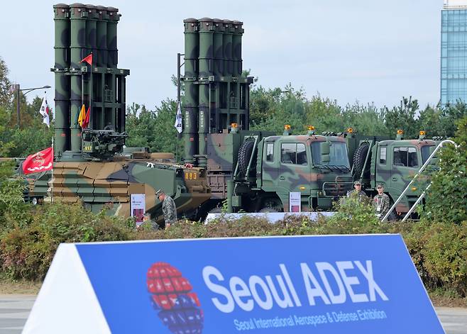 20일 경기도 고양시 킨텍스에서 열린 서울 국제 항공우주 및 방위산업 전시회(ADEX) 개막식에서 카브 상륙돌격장갑차, 천궁, 비궁 유도로켓 등 첨단 무기들이 전시돼 있다. [연합]