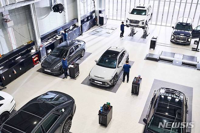 [서울=뉴시스]현대차 인증 중고차 양산 센터에서 검사원이 매물을 정밀 진단하고 있다.(사진=현대차 제공)