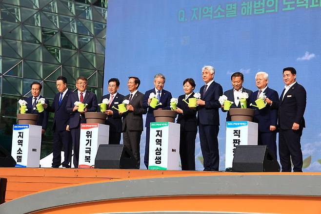 [세종=뉴시스] 송미령 농림축산식품부 장관은 20일 지역상생직판행사 개막식에 참석해 농산물 소비 확대를 위한 다양한 방안을 강구하겠다고 밝혔다. (사진 = 농식품부 제공) 2025.10.20.  *재판매 및 DB 금지