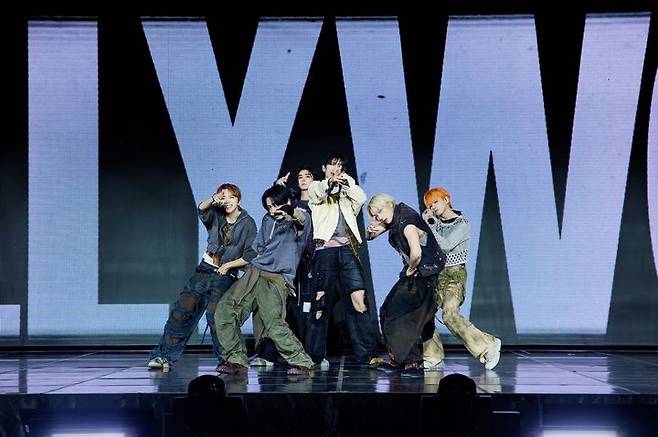 [서울=뉴시스] 그룹 보이넥스트도어의 명재현이 20일 서울 강서구 KBS 아레나에서 열린 미니 5집 '디 액션'(The Action) 발매 기념 쇼케이스에서 타이틀곡 무대를 선보이고 있다. (사진=KOZ엔터테인먼트 제공) 2025.10.20. photo@newsis.com *재판매 및 DB 금지