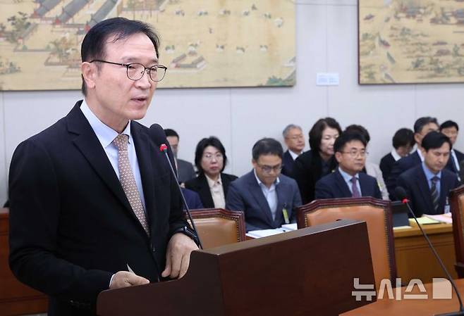 [서울=뉴시스] 조성봉 기자 = 임태희 경기도교육청 교육감이 20일 오전 서울 여의도 국회에서 열린 교육위원회에서 국정감사에서 업무 보고를 하고 있다. 2025.10.20. suncho21@newsis.com