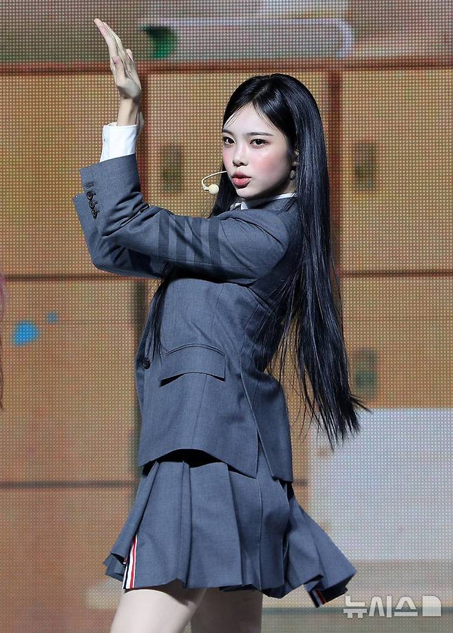 [서울=뉴시스] 김혜진 기자 = 그룹 하츠투하츠 이안이 20일 오후 서울 용산구 블루스퀘어에서 열린 첫 미니앨범 '포커스' 발매 기념 쇼케이스에서 무대를 선보이고 있다. 2025.10.20. jini@newsis.com