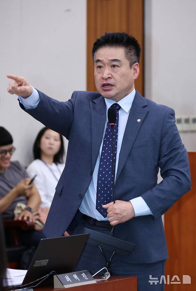 [서울=뉴시스] 김금보 기자 = 최혁진 무소속 의원이 지난 16일 서울 여의도 국회에서 열린 법제사법위원회 국정감사에서 국민의힘 의원들을 향해 의사진행발언을 하고 있다. 2025.10.16. kgb@newsis.com