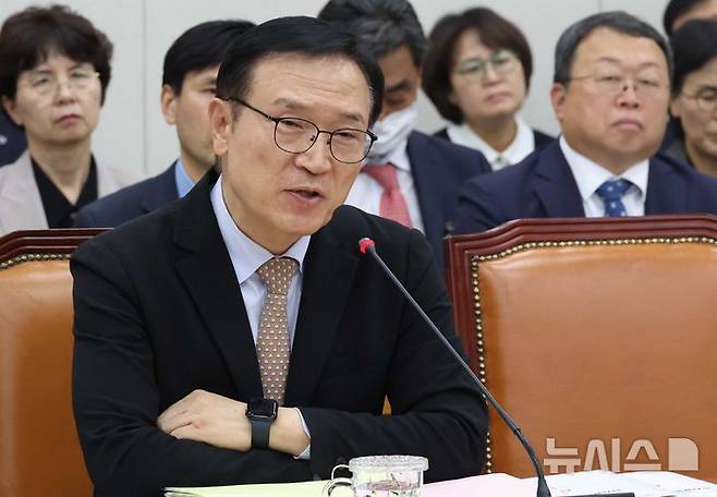 [서울=뉴시스] 조성봉 기자 = 임태희 경기도교육청 교육감이 20일 오전 서울 여의도 국회에서 열린  교육위원회 국정감사에서 의원 질의에 답변하고 있다. 2025.10.20. suncho21@newsis.com