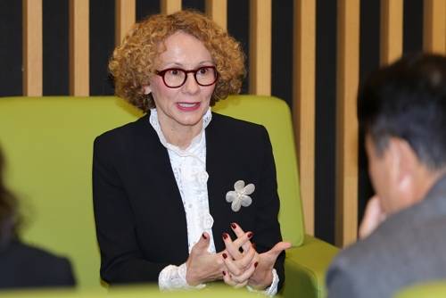 라드밀라 세케린스카 NATO 사무차장 인터뷰 라드밀라 세케린스카 NATO 사무차장 인터뷰     (고양=연합뉴스) 김병만 기자 = 20일 경기도 고양시 킨텍스에서 라드밀라 세케린스카 북대서양조약기구(NATO) 사무차장이 인터뷰하고 있다. 2025.10.20         kimb01@yna.co.kr (끝) <저작권자(c) 연합뉴스, 무단 전재-재배포, AI 학습 및 활용 금지>