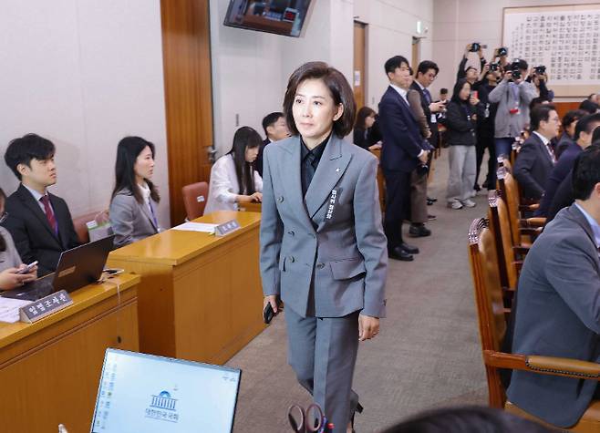 국민의힘 나경원 의원이 20일 서울 여의도 국회에서 열린 2025년도 법제사법위원회 국정감사에서 자리를 떠나고 있다. 연합뉴스