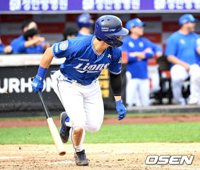 [OSEN=대전, 이대선 기자] 19일 오후 대전 한화생명볼파크에서 2025 신한 SOL Bank KBO리그 포스트시즌 플레이오프 2차전 한화 이글스와 삼성 라이온즈의 경기가 열렸다.한화는 라이언 와이스, 삼성은 최원태를 선발 투수로 내세웠다.4회말 1사 1루에서 삼성 김성윤이 좌전 안타를 치고 있다. 2025.10.19 /sunday@osen.co.kr