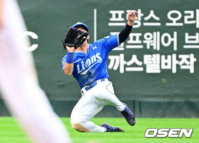 [OSEN=인천, 지형준 기자] 9일 인천 SSG랜더스필드에서 2025 신한 SOL뱅크 KBO리그 준플레이오프(5전 3선승제) 1차전 SSG 랜더스와 삼성 라이온즈의 경기가 열렸다.SSG은 화이트, 삼성은 최원태를 선발 투수로 내세웠다.5회말 1사에서 삼성 김성윤이 SSG 최지훈의 좌익수 플라이 타구를 처리하고 있다. 2025.10.09 /jpnews@osen.co.kr