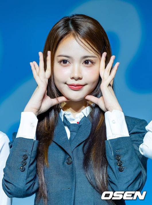 [OSEN=민경훈 기자] 20일 오후 서울 용산구 블루스퀘어 SOL트래블홀에서 SM 걸그룹 하츠투하츠 (Hearts2Hearts) 첫 미니앨범 'FOCUS'(포커스) 발매 기념 미디어 쇼케이스가 열렸다.이번 앨범은 타이틀 곡 'FOCUS'와 싱글 'STYLE', 뉴잭스윙 댄스 곡 'Pretty Please'(프리티 플리즈), 펑키한 누디스코 스타일의 'Apple Pie'(애플 파이), 로맨틱한 무드의 시티 팝 장르 'Flutter'(플러터), 감미로운 R&B 팝 발라드 'Blue Moon'(블루 문)까지 다양한 분위기의 총 6곡으로 구성, 하츠투하츠의 음악 세계를 폭 넓은 스펙트럼으로 만끽할 수 있다.하츠투하츠 카르멘이 무대 위에서 포토타임을 갖고 있다. 2025.10.20 / rumi@osen.co.kr
