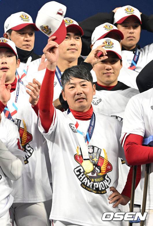 [OSEN=인천, 이대선 기자] SSG 랜더스가 구단 인수 후 2년 만에 첫 우승을 차지했다.&nbsp;SSG는 8일 인천 SSG랜더스필드에서 열린 2022 한국시리즈 6차전 키움과의 경깅서 4-3으로 승리했다. 시리즈 전적 4승 2패로 정규 시즌에 이어 한국시리즈까지 통합 우승에 성공했다.&nbsp;키움은 2014년, 2019년에 이어 2022년에도 한국시리즈 준우승에 머물며 창단 첫 우승을 다음으로 기약했다.&nbsp;&nbsp;SSG 김원형 감독이 기념촬영을 하고 있다. 2022.11.08 /sunday@osen.co.kr