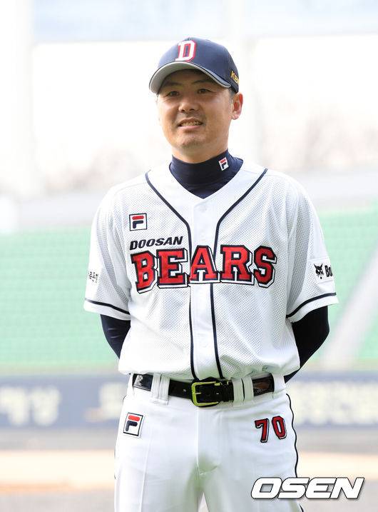 [OSEN=지형준 기자] 두산 베어스 시무식 겸 창단 기념일 행사가 15일 오전 서울 잠실야구장에서 열렸다.올시즌 합류한 김원형 코치가 포토데이 행사를 하고 있다. /jpnews@osen.co.kr