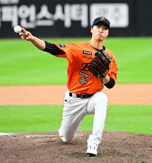 [OSEN=대전, 지형준 기자] 19일 오후 대전 한화생명볼파크에서 2025 신한 SOL Bank KBO리그 포스트시즌 플레이오프 2차전 한화 이글스와 삼성 라이온즈의 경기가 열렸다.한화는 라이언 와이스, 삼성은 최원태를 선발 투수로 내세웠다.9회초 1사에서 한화 엄상백이 마운드에 올라 역투하고 있다. 2025.10.19 /jpnews@osen.co.kr