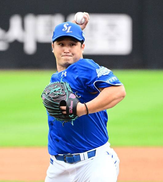 [OSEN=대전, 지형준 기자] 19일 오후 대전 한화생명볼파크에서 2025 신한 SOL Bank KBO리그 포스트시즌 플레이오프 2차전 한화 이글스와 삼성 라이온즈의 경기가 열렸다.한화는 라이언 와이스, 삼성은 최원태를 선발 투수로 내세웠다.4회말 삼성 최원태가 역투하고 있다. 2025.10.19 /jpnews@osen.co.kr