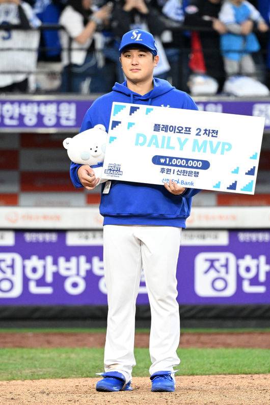 [OSEN=대전, 이대선 기자] 삼성은 19일 대전 한화생명볼파크에서 열린 포스트시즌 플레이오프 2차전 한화 이글스와의 경기에서 타선이 폭발하며 7-3 완승을 거뒀다.시리즈 전적 1승 1패로 동률을 만들고 홈구장 대구 삼성라이온즈파크로 돌아간다. 경기 종료 후 2차전 MVP를 수상한 삼성 최원태가 기념촬영을 하고 있다. 2025.10.19 /sunday@osen.co.kr