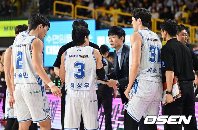 [OSEN=창원, 이석우 기자] 20일 창원 체육관에서 2025-2026 LG전자 프로농구 창원 LG와 대구 한국가스공사의 경기가 열렸다.  LG는 3위로 초반 선두 다툼을 이어가고 있고, 리그에서 유일하게 아직 승리가 없는 한국가스공사는 첫승을 노리고 있다. 대구 한국가스공사 강혁 감독이 선수들에게 작전 지시를 하고 있다. 2025.10.20 / foto0307@osen.co.kr