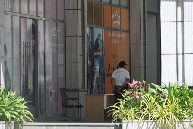 ▲캄보디아에서 한국인 납치·감금 등 조직범죄피해가 잇따라 발생하면서 정부가 범죄조직을 대상으로 금융 제재를 검토하고 있는 가운데 19일 프놈펜 프린스그룹 본사에 경비직원이 근무하고 있다. 19일 금융당국에 따르면 금융위원회 산하 금융정보분석원은 캄보디아 범죄 관련자를 금융거래 제한 대상자로 지정하는 방안을 검토 중이다. 유력 제재 대상으로 캄보디아 프놈펜의 '프린스 그룹'과 금융서비스 기업 '후이원 그룹(Huione Group)' 등이 거론된다. ⓒ연합뉴스