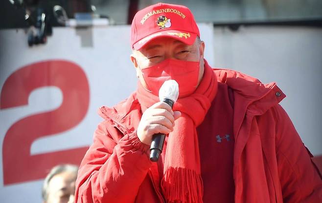 김흥국이 2022년 2월24일 오후 경기 수원시 팔달문 앞에서 열린 윤석열 국민의힘 대선후보 유세에서 지지연설을 하고 있다.뉴스1