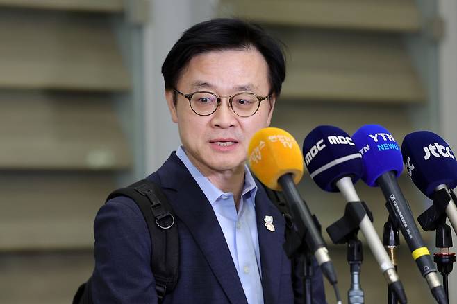 한미 관세협상 후속 논의를 위해 미국 워싱턴 D.C.를 방문했던 김정관 산업통상부 장관이 20일 오후 인천국제공항 제2터미널 입국장으로 귀국해 발언하고 있다.&nbsp; &nbsp; 뉴시스