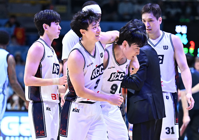 부산 KCC 송교창이 19일 고양 소노아레나에서 열린 2025~26 프로농구 정규시즌 고양 소노와의 원정 경기에서 득점한 뒤 허웅에게 축하받고 있다. KBL 제공